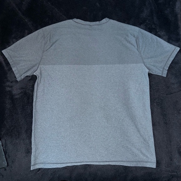 Vuori Men's Heather Gray Short Sleeve Tee - Picture 4 of 5